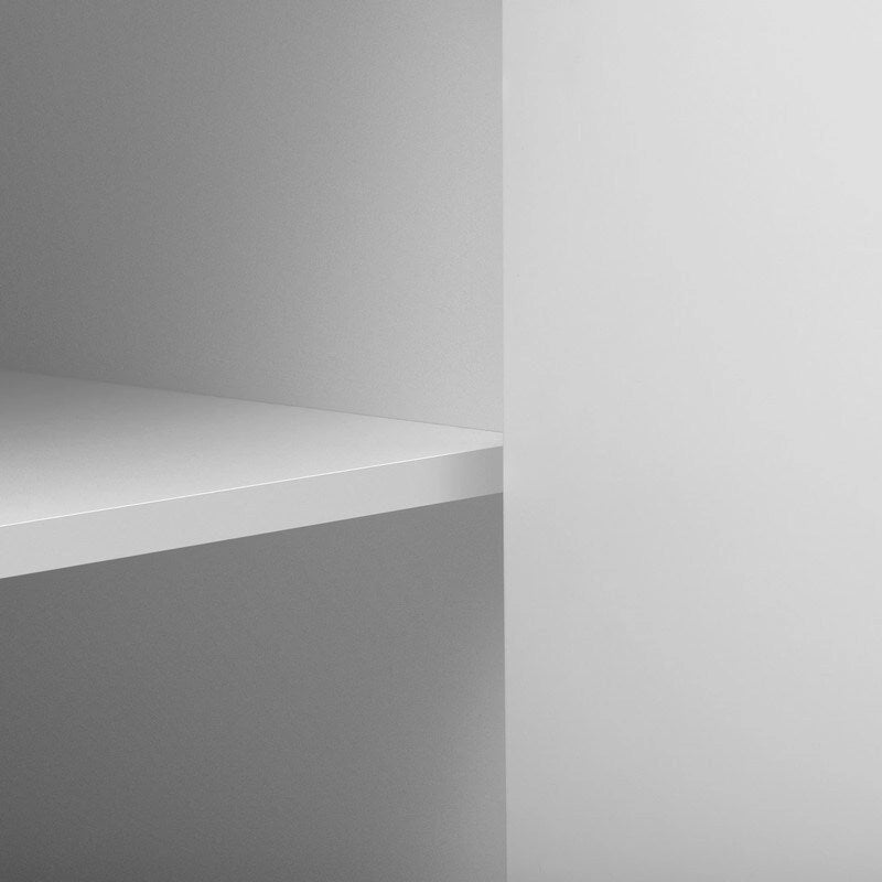 Armoire de rangement à trois portes avec poignées métalliques, idéale pour les couloirs, entrées, salons et chambres à coucher