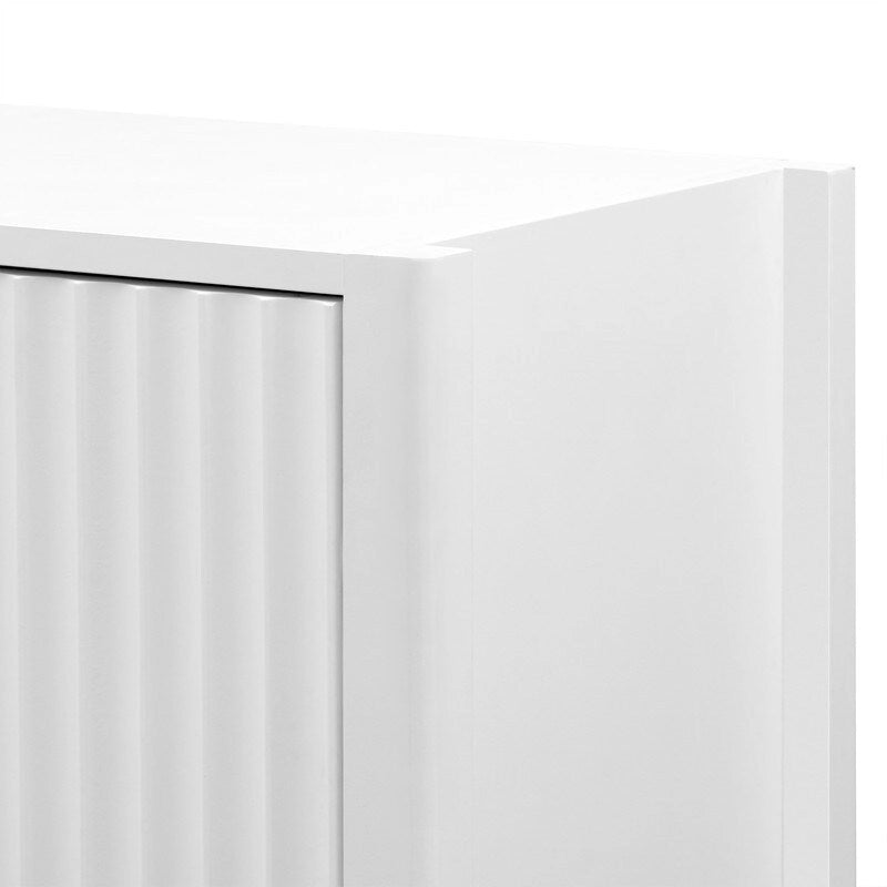 Armoire de rangement à trois portes avec poignées métalliques, idéale pour les couloirs, entrées, salons et chambres à coucher