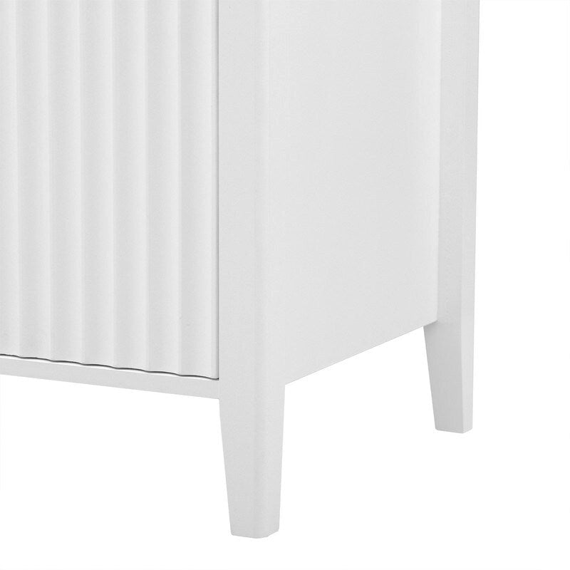 Armoire de rangement à trois portes avec poignées métalliques, idéale pour les couloirs, entrées, salons et chambres à coucher