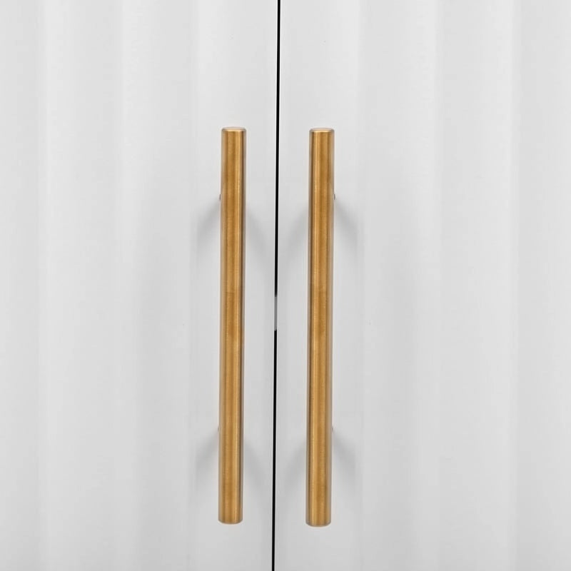 Armoire de rangement à trois portes avec poignées métalliques, idéale pour les couloirs, entrées, salons et chambres à coucher